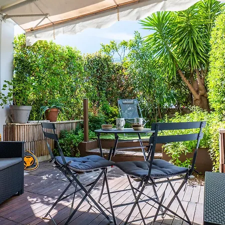 Appartamento 1-Br Garden-Level Inside Upscale District